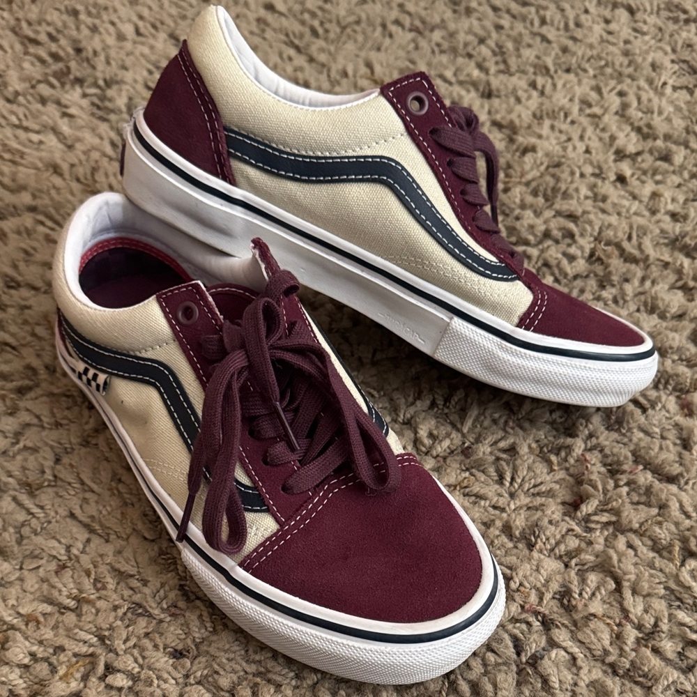 Vans Old Skool Sz 6 (fit 7) Burgundy and Cream Sneakers LIKE NEW